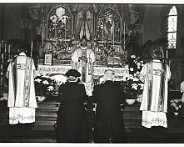 017 Het bruidspaar voor het altaar. De mis wordt gedaan door Heeroom Lambert Spierings link is Kapelaan van Lierop, rechts is kapelaan der Kinderen