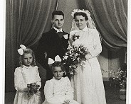 trouwfoto1 Trouwdag Frits van der Linden en Corrie LÃ¶ring, 1 februari 1955 statie trouwfoto bruidsmeisjes Adrie van der Waal en Anette LÃ¶ring
