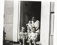 Familiefoto_Jeruzalem_1959 Corrie van der Linden - LÃ¶ring met kinderen in de Rogier van der Weijdenstraat nr 11 (1959) vlnr: Frits, Harrie en in de handen van Corrie Jeanette