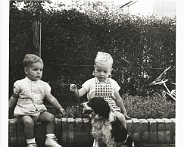 Frits_Harrie_en_Flosje_van_de_buren_1959 Harrie en Frits van der Linden met Flosje, de hond van de buren Hofman, in de Rogier van de Weijdenstraat nr 11. Frits zit links. Flosje wist dat als de buren...