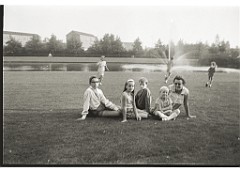 Scannen0002  Een middagje uit, hier bij de fontijn in de Warande. Op de achtergrond het ziekenhuis, destijds Lambertus, nu Elkerlyk vlnr: frits, Jeanette, Harrie, Ben en Corrie van der Linden