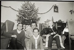 Scannen0005  Kerst in het nieuwe huis in de baritonstraat vlnr: frits, corrie (ma), Jeanette, Frits (Pa) met Ben op schoot