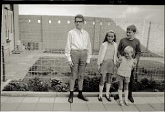 Scannen0016  Poseren voor ons nieuwe huis in de Baritonstraat.  vlnr: frits, Jeanetten en Harrie die Ben vasthoudt.  het huis met tuin wat je op de achtergrond ziet is van Rossou