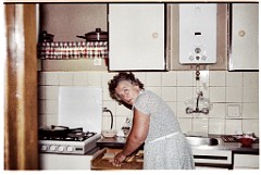 foto0022  In het nieuwe huis hebben we de keuken wat aangepast maar je ziet de bruynzeel keuken goed terug. In 1e instantie een gewone geijser maar die ging snel kapot dus vervangen door een badgeijser. Ma maakt de boterhammen voor de volgende ochtend