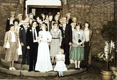 trouw familiefoto vd linden v sas 29061978  Trouwdag Frits van der Linden (junior, GLG) en Mieteke van sas. Hier bij de ingang van het kasteelgebouw, Familie van der Linden en Familie van Sas gezamelijk op de trappen.  Eric was een vriend van frits en staat er (vanwege zijn lengte) bovenuit te kletsen met de senior Frits van der Linden (GJN)