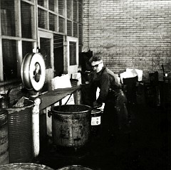 werk pa  Na een aantal jaren als bakker te hebben gewerkt waarna hij bij Raaijmakers in helmond in de stoffering zat, is Frits vanwege het hogere loon bij Farbianca in Deurne (Walsberg) gaan werken. Het was zwaar en vooral vies werk, waarin hij zorgde voor het maken van zwarte drukinkt: het mengen van vernis met roet. Elke vrijdag nam hij zijn overals mee, die Bennie moest wassen in een speciale oude wasmachine (Farbianca zorgde daar niet voor). Ik herinner mij nog oude gore overals die zwart water afgaven. toen Frits 58 jaar oud was kon hij niet meer.