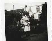 Adrie_1 Adrie van de Waal dochter van Lamberdina Johanna (Dien of Dina) LÃ¶ring achter het huis van opa en oma +/- 1953
