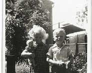 Adrie_en_Henk Adrie en Henk van de Waal achter oma's huis jaren 50