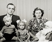 File0002 Familiefoto LÃ¶ring - Beerens Links achter: Jan LÃ¶ring, rechts achter: Jeanne LÃ¶ring - Beerens Kinderen vlnr: Hennie, Anette en Harrie