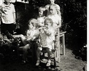 File0004 achter: Jeanne LÃ¶ring - Beerens voor: onbekend achter links Harrie, daarlangs Hennie en helemaal achteraan Anette