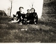 1943_October_4 vlnr: Dora, Henk en Jo oude toren in Stiphout