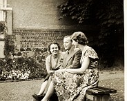 1953_vakantie_In_het_park_van_Linz_met_Inge_en_Gretl