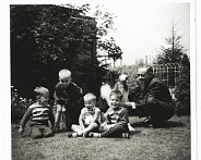 Ben-met-kinderen_Wim-en-Henk_omas verjaardag_10-7-1966