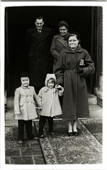 Harrie Brouwer   Dora Jo en kinderen Harrie en Thea  Trouwdag Frits van der Linden en Corrie Lring Jo Lring met 2 kinderen (waarschijnlijk Thea en Harrie Brouwer) van Dora en Harrie Brouwer-Lring. Harrie Brouwer en Dora Brouwer - Lring